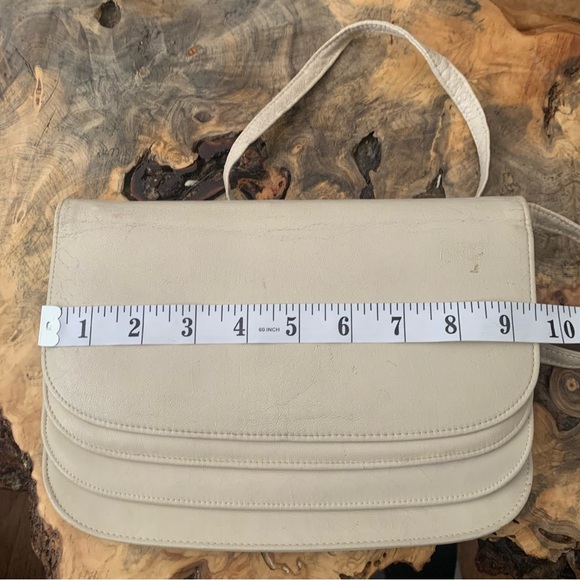 Vintage 70s/80s Cream Leather Shoulder Bag with Gold Hardware - Picture 2 of 7